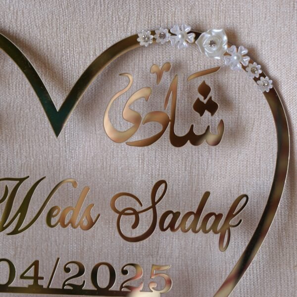 heart shape nikah thumb in golden color with floral embellishments. The size of this nikah thumb board is 12 by 12 inches. This can be used to add a special moment to the wedding, and it can also be kept as a wedding keepsake.
