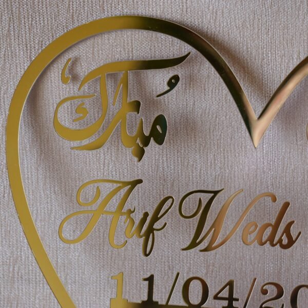 heart shape nikah thumb in golden color with floral embellishments. The size of this nikah thumb board is 12 by 12 inches. This can be used to add a special moment to the wedding, and it can also be kept as a wedding keepsake.