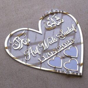 heart shape nikah thumb in golden color with floral embellishments. The size of this nikah thumb board is 12 by 12 inches. This can be used to add a special moment to the wedding, and it can also be kept as a wedding keepsake.