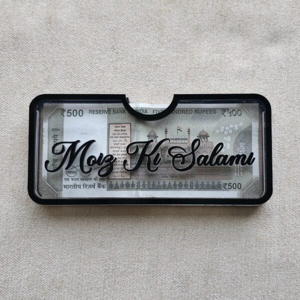 20250613_144709 Front view of a personalized money envelope for salami gifts, featuring 'Mozz Ki Salami' in a beautiful black cursive font on a clear holder.
