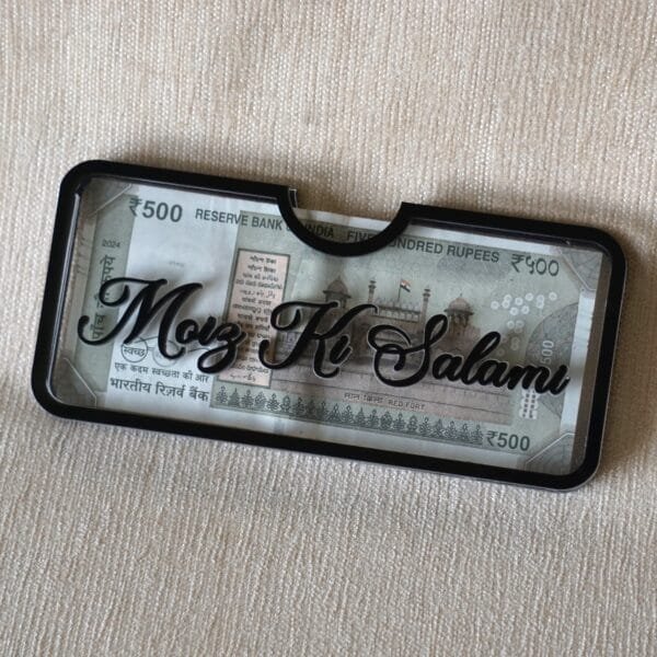 DSC08132 Stylish custom cash envelope in clear acrylic with 'Mozz Ki Salami' in elegant English script, perfect for wedding and Muh Dikhai gifts.
